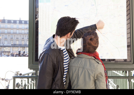 Touristen auf der Suche auf Karte Stockfoto