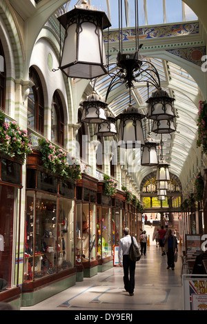 Großbritannien, England, Norfolk, Norwich, Royal Arcade, Geschäfte in Jugendstil bedeckt Einkaufspassage Stockfoto