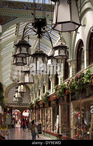 Großbritannien, England, Norfolk, Norwich, Royal Arcade, Geschäfte in Jugendstil bedeckt Einkaufspassage Stockfoto