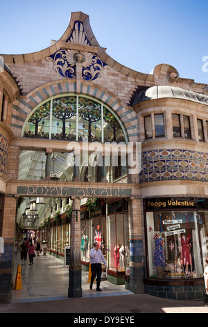 Norwich, Norfolk, England, UK Eingang zum Jugendstil Royal Arcade bedeckt Einkaufspassage Stockfoto