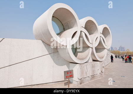 Olympische Ringe Stein im Olympic Green - Olympic Park in Peking, China Stockfoto