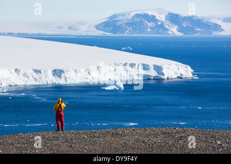 Berggipfel auf Joinville-Insel vor der antarktischen Halbinsel mit Mitgliedern von einer Expedition Kreuzfahrtschiff. Stockfoto