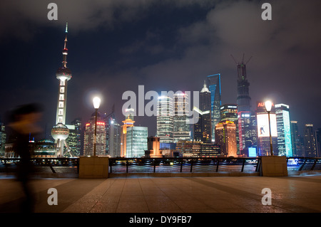 Nachtansicht auf Pudong-Skyline gesehen aus dem Bund in Shanghai, China Stockfoto