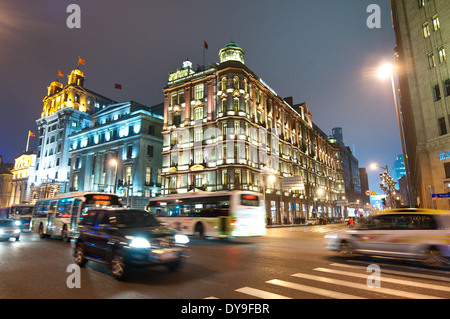 Von rechts: Swatch Art Peace Hotel, Chartered Bank Bulding und North China Daily News Building on The Bund in Shanghai, China Stockfoto