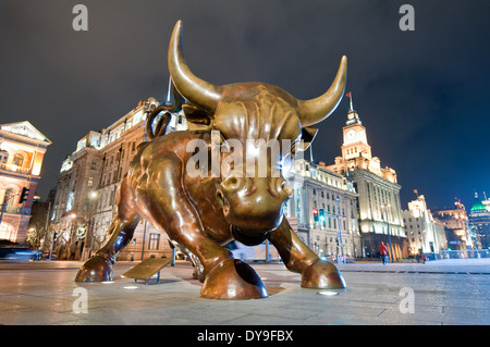 Aufladen von Stier-Statue von Arturo Di Modica (Shanghai Bull, Bund finanzielle Bull oder Bund Bull genannt) am Bund, Shanghai, China Stockfoto