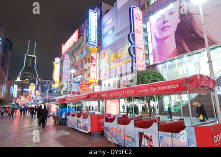 Touristischen kleine Tram an Nanjing Road Fußgängerzone - wichtigste Einkaufsstraße in Shanghai, China Stockfoto