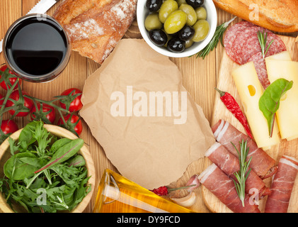 Käse, Schinken, Brot, Gemüse und Gewürze. Über Holztisch Hintergrund mit Textfreiraum Stockfoto