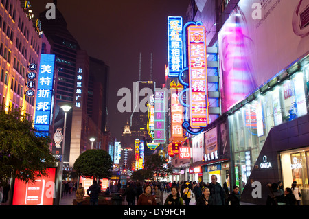 Fußgängerzone Nanjing Road - wichtigste Einkaufsstraße in Shanghai, China Stockfoto