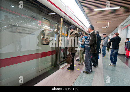 Peoples Square u-Bahnstation - Austausch zwischen den Linien 1, 2 und 8 - Shanghai, China Stockfoto