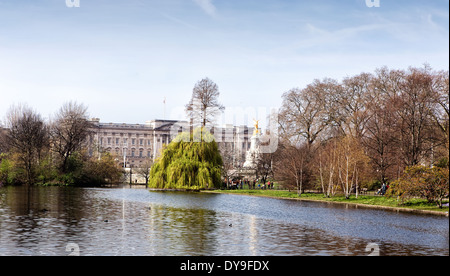 Ansicht des Buckingham Palace, St. James Park in London Stockfoto