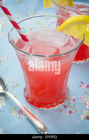 Zwei Gläser eine Zitrone Kirsch Cocktail auf Blaue Tischdecke Stockfoto