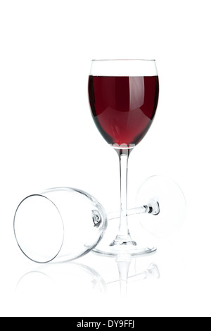 Volle und leere Rotweingläser. Isoliert auf weißem Hintergrund Stockfoto