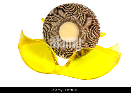 gelbe Sicherheit Schutzbrille mit rotierenden Schleifscheibe Klappe Stockfoto