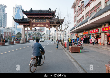 Tor zum Yuyuan Tourist Mart in der Nähe von Yu-Garten, Altstadt, Huangpu District, Shanghai, China Stockfoto