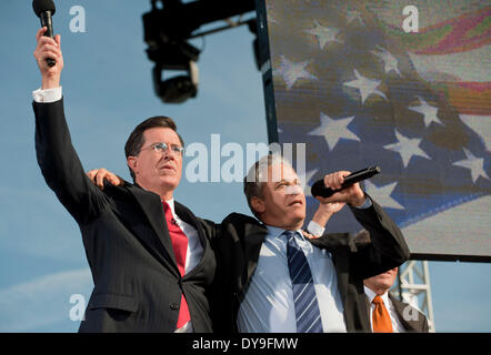 10. April 2014 - kündigte Sender CBS den Ersatz für ausgehende "Late Show" Host D. Letterman. STEPHEN COLBERT, deren satirischen "The Colbert Report" auf Comedy Central im gleichen Zeitschlitz konkurriert, hat den begehrten Gig gelandet. Bild: 30. Oktober 2010 - Washington, District Of Columbia, USA - Jon Stewart und STEPHEN Colbert eine Kundgebung auf der National Mall vor eine jubelnde Schar von Anhängern, genannt "Rally to Restore Sanity und/oder Angst". (Kredit-Bild: © Pete Marovich/ZUMA Wire/ZUMApress.com) Stockfoto