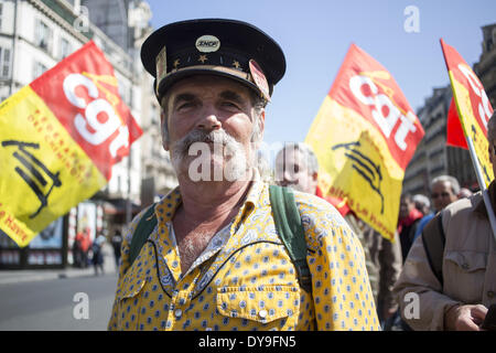 Paris, Frankreich. 10. April 2014. Demonstration der Eisenbahn Rentner in Paris am 10. April 2014. (Foto von Michael Bunel/NurPhoto) Bildnachweis: Michael Bunel/NurPhoto/ZUMAPRESS.com/Alamy Live-Nachrichten Stockfoto