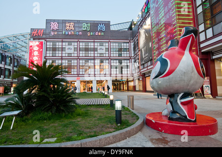 Yu-Garten Mode-Shopping-Mall (rechts) bei Yuyuan Tourist Mart in der Nähe von Yu-Garten, Altstadt, Huangpu District, Shanghai, China Stockfoto