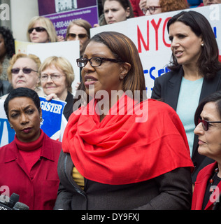 New York City Public Advocate Leticia James spricht auf den Stufen des Rathauses in New York Stockfoto