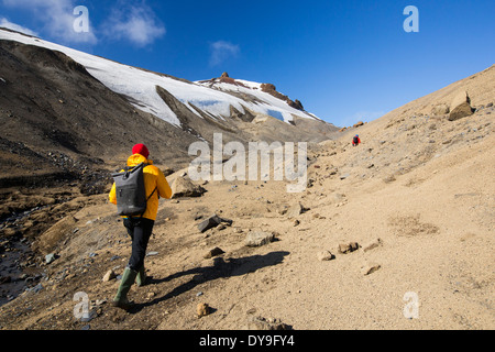 Passagiere auf einer Expedition Kreuzfahrt klettern die Caldera auf Deception Island in Süd-Shetland-Inseln Stockfoto