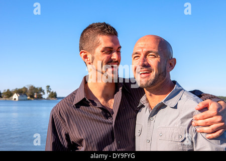 Zwei schwule, die Ehemänner oder Freunde sind, entspannen Sie sich und einige intime Momente miteinander teilen, an der Küste. Stockfoto