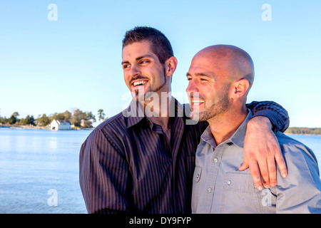 Zwei schwule, die Ehemänner oder Freunde sind, entspannen Sie sich und einige intime Momente miteinander teilen, an der Küste. Stockfoto