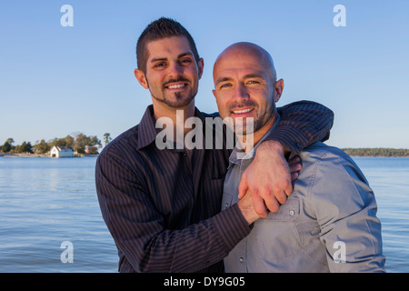 Zwei schwule, die Ehemänner oder Freunde sind, entspannen Sie sich und einige intime Momente miteinander teilen, an der Küste. Stockfoto