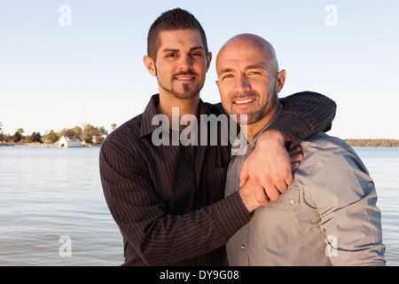 Zwei schwule, die Ehemänner oder Freunde sind, entspannen Sie sich und einige intime Momente miteinander teilen, an der Küste. Stockfoto
