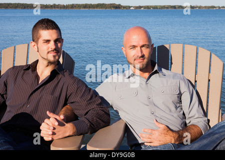 Zwei schwule, die Ehemänner oder Freunde sind, entspannen Sie sich und einige intime Momente miteinander teilen, an der Küste. Stockfoto