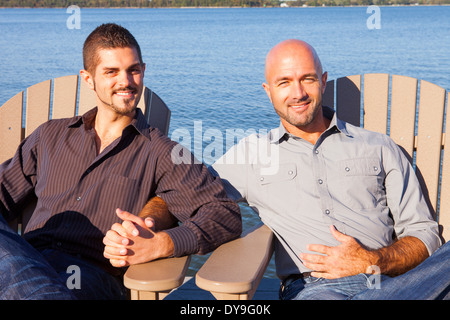 Zwei schwule, die Ehemänner oder Freunde sind, entspannen Sie sich und einige intime Momente miteinander teilen, an der Küste. Stockfoto