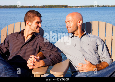 Zwei schwule, die Ehemänner oder Freunde sind, entspannen Sie sich und einige intime Momente miteinander teilen, an der Küste. Stockfoto