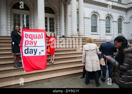 Aktivisten, Gemeindeleiter und Politiker zu sammeln, auf den Stufen des Rathauses in New York zur Kundgebung gegen Bezahlung Ungleichheit Stockfoto