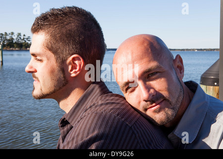 Zwei schwule, die Ehemänner oder Freunde sind, entspannen Sie sich und einige intime Momente miteinander teilen, an der Küste. Stockfoto