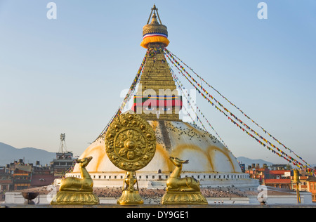 Tibetischen Rad des Lebens Skulptur am Dach des Klosters in Boudhanath, Kathmandu, Nepal. Stockfoto