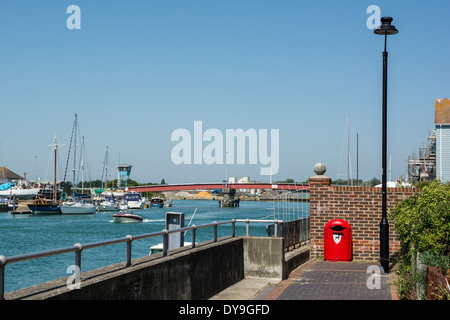 Riverside Fußweg entlang dem Fluss Arun in Littlehampton in West Sussex an der Südküste von England. Stockfoto