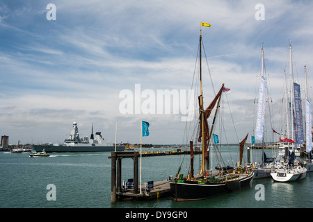 Thames Barge "Alice" in Gun Wharf Quays mit HMS Duncan im Hintergrund, Portsmouth, Hampshire festgemacht. Stockfoto