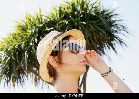 Junge Frau der 20er Jahre tragen Ray Ban Sonnenbrillen und Stroh Stil wirklich Hut Sommermode Foto von Simon Dack Stockfoto