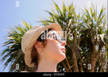 Junge Frau der 20er Jahre tragen Ray Ban Sonnenbrillen und Stroh Stil wirklich Hut Sommermode Foto von Simon Dack Stockfoto