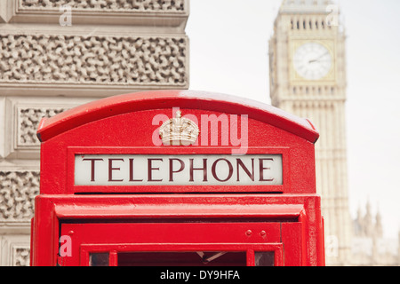 Rote Telefonzelle und Big Ben in London Straße Stockfoto