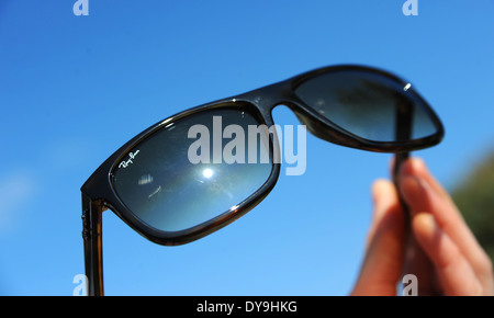 Ray Ban Sonnenbrille statt gegen blauen Sommerhimmel Stockfoto