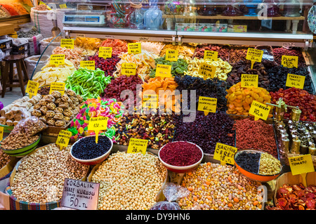 Getrockneten Früchten und Nüssen zum Verkauf auf dem Gewürz-Basar (Misir Carsisi oder ägyptischen Basar), Viertel Eminonu, Istanbul, Türkei Stockfoto