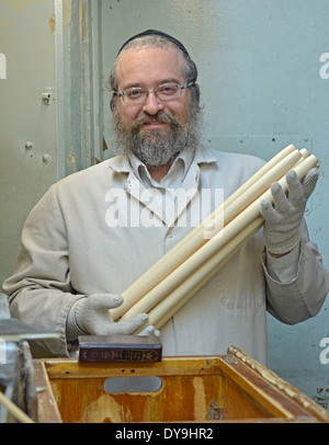 Einen religiösen jüdischen Mann in Borough Park Matzoh Bäckerei in Brooklyn, New York. Stockfoto