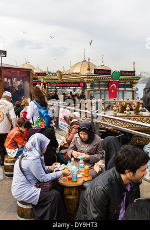 Einheimische und Touristen Boote verkaufen Essen Fisch Sandwiches in der Nähe der Galatabrücke, Eminönü Bezirk, Istanbul, Türkei Stockfoto