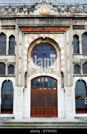 Die bröckelnden Fassade der Sirkeci Bahnhof, die ehemaligen östlichen Endstation des Orient-Express, Viertel Eminonu, Istanbul, Türkei Stockfoto