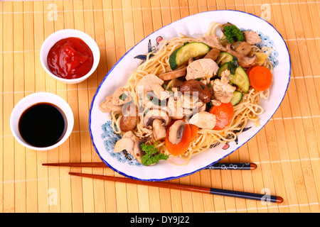 Hühnerfleisch mit China-Nudel, Gemüse, Ansicht von oben Stockfoto