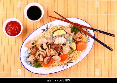 China-Nudeln mit Hühnerfleisch, Gemüse, Saucen, Ansicht von oben Stockfoto