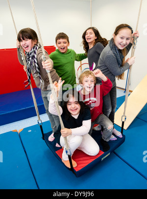 Nicht behinderte und behinderte Schüler (in diesem Fall ein Mädchen mit Down-Syndrom) lernen gemeinsam in der gleichen Klasse. Stockfoto