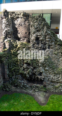 Ein Abschnitt der römischen Mauer bei Noble Street in der City von London EC2V UK KATHY DEWITT Stockfoto