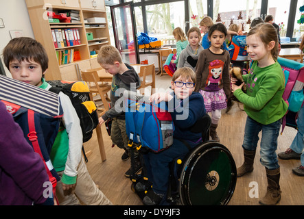 Nicht behinderte und behinderte Studenten (in diesem Fall ein Junge im Rollstuhl) lernen gemeinsam in der gleichen Klasse in einer Grundschule. Stockfoto