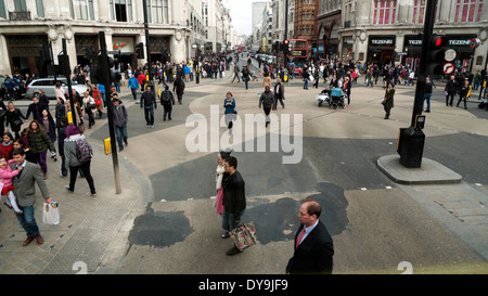 Menschen beim Überqueren der Straße in der Fußgängerzone von Oxford Circus, London England UK KATHY DEWITT Stockfoto