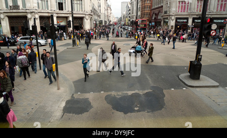 Menschen beim Überqueren der Straße in der Fußgängerzone von Oxford Circus, London England UK KATHY DEWITT Stockfoto